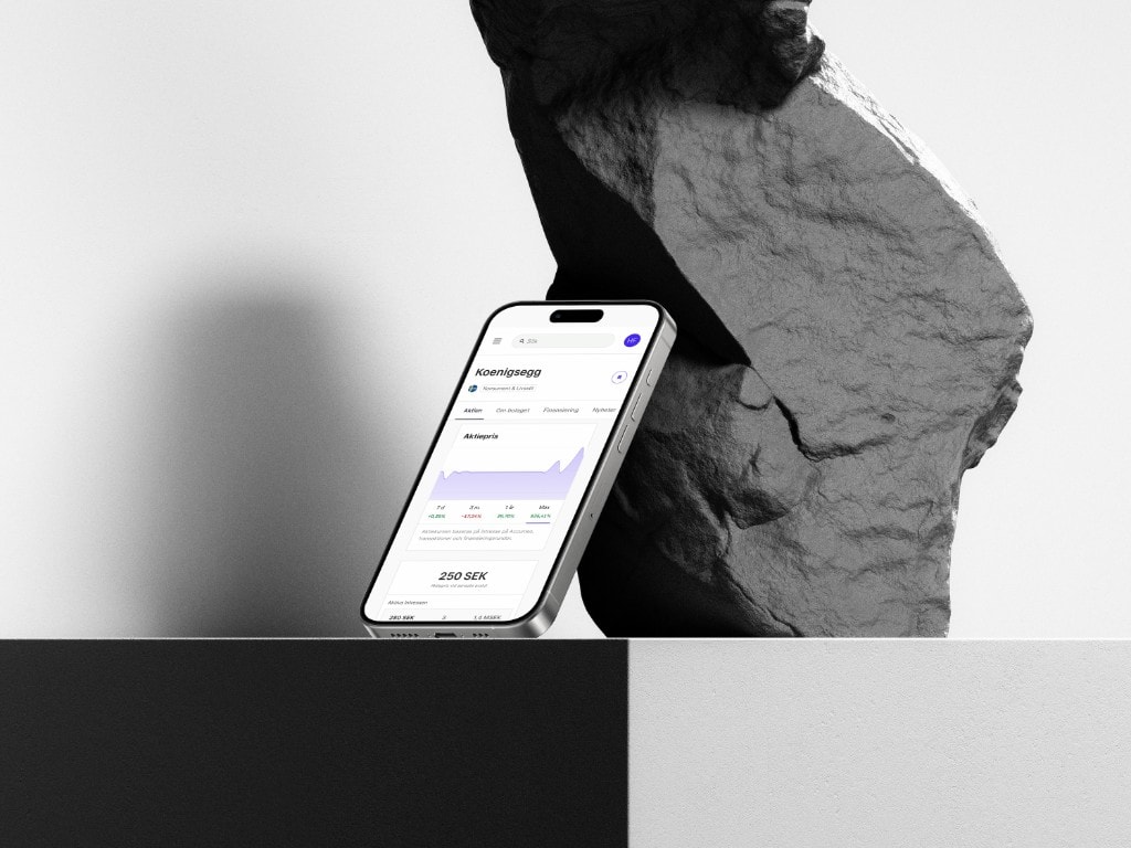 Accumeo på mobil och laptop: bolagssida, kurser och orderdjup i en ren produktmockup.